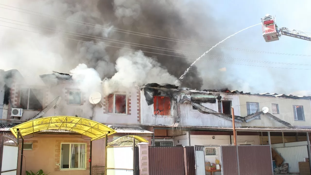 В Атырау сгорел многоквартирный дом
