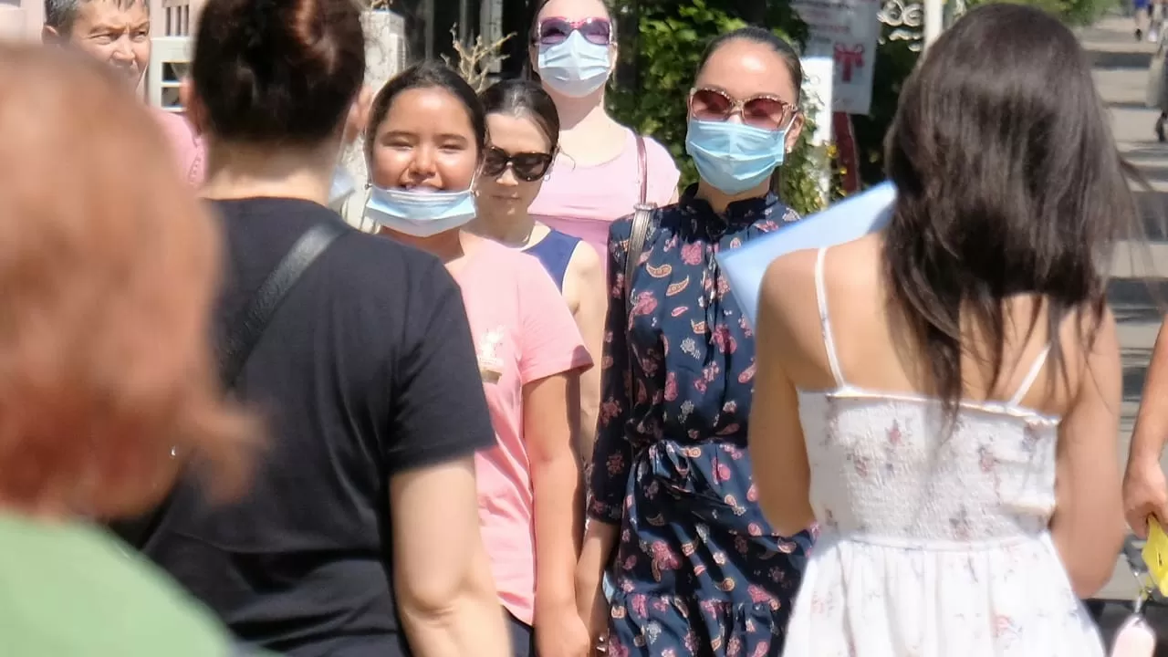 Коронавирус в Алматы: масочный режим для жителей мегаполиса стал притчей во языцех