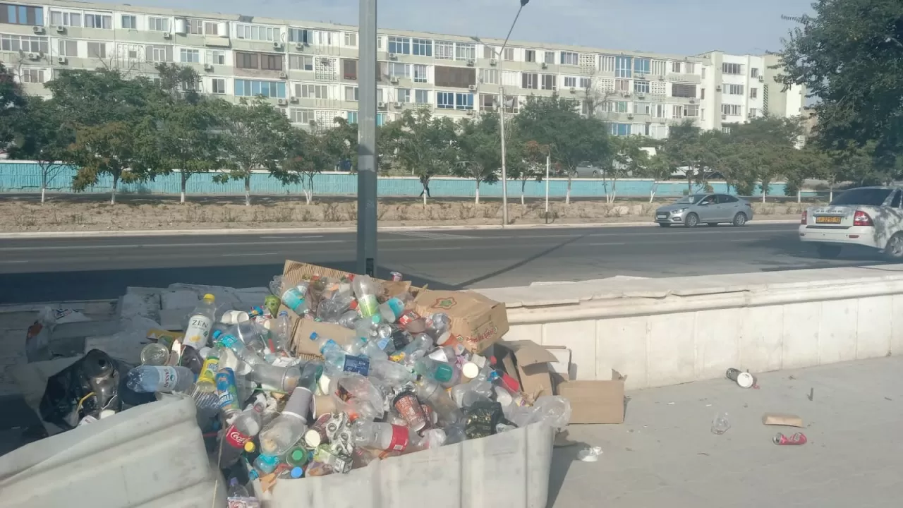 Бизнесмены превратили набережную Актау в мусорную свалку 