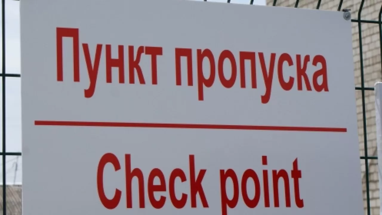 Казахстан открывает 12 автомобильных пунктов пропуска на границе