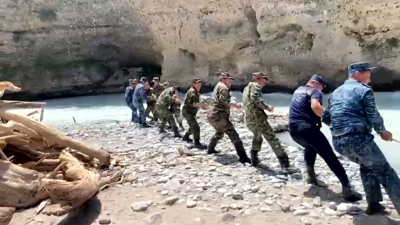 В великом новгороде утонули студенты из индии. Ущелье Аксу. Аксу Джабаглы каньон. Река Аксу в Казахстане. Каньон Аксу Шымкент утонули индусы.