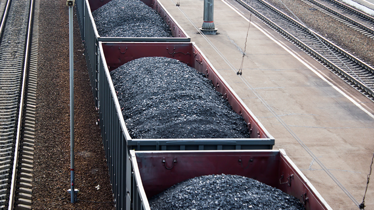 Импорт угля. Вывоз угля автотранспортом. Запрет на вывоз угля. Казахский уголь. Полувагон с щебнем.