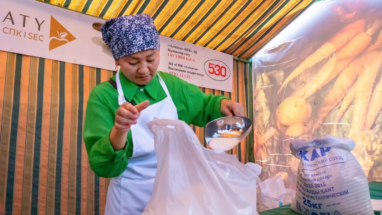 В Алматы стал появляться в продаже сахар. Правда не везде, и дороже 500 тенге. 