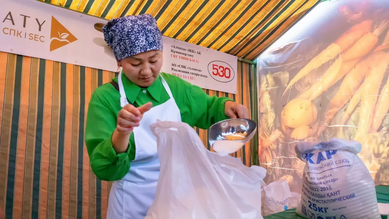 В Алматы стал появляться в продаже сахар. Правда не везде, и дороже 500 тенге. 