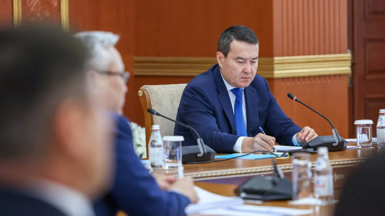 Алихан Смаилов поручил усилить контроль за торговыми наценками в Карагандинской области