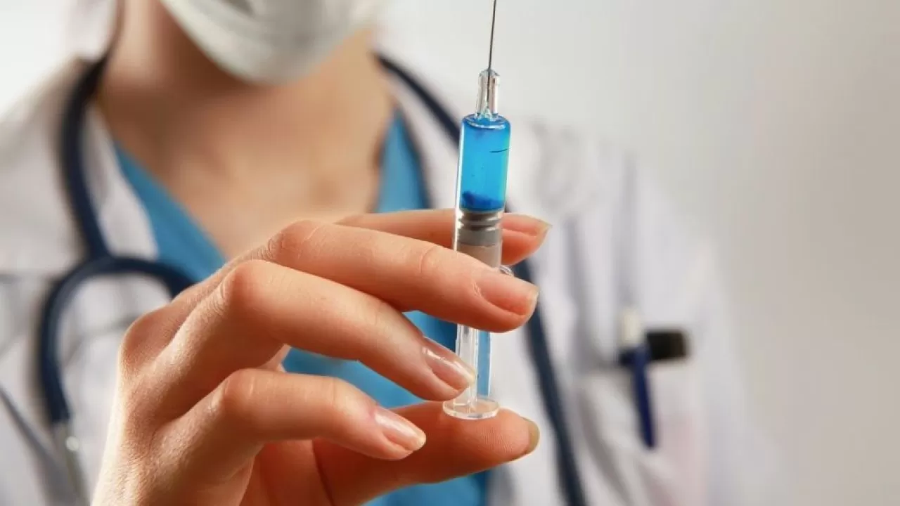 Вакцины от коронавируса скорее отправят людей в больницу, чем уберегут от нее – фейк  