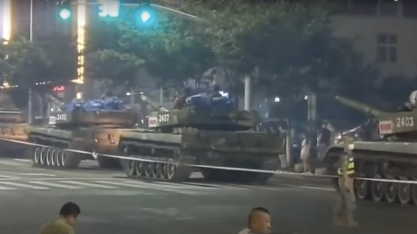 Китай развернул на улицах танки для защиты банков от протестующих