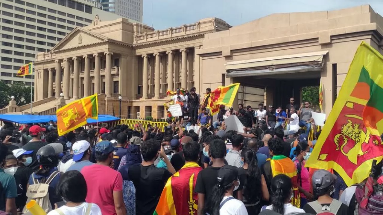 Не меньше 45 человек пострадали на протестах на Шри-Ланке