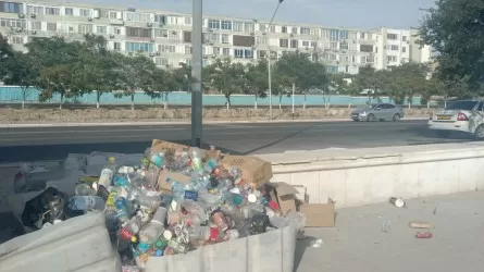 Бизнесмены превратили набережную Актау в мусорную свалку 