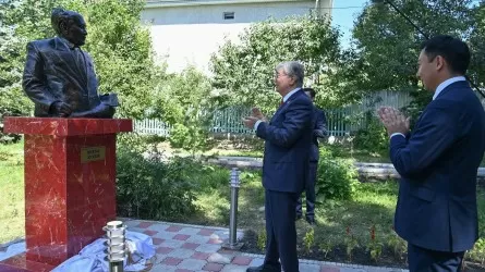 Токаев открыл бюст Мухтара Ауэзова в Чолпон-Ате