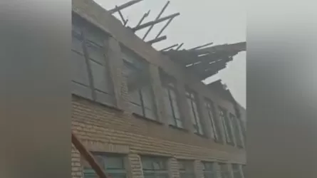 Сильный ветер сорвал крышу сельской школы в СКО
