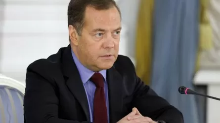 Европейских дурачков цинично развели американцы - Медведев