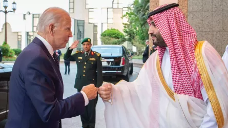 Встреча на кулаках: президент США Байден прибыл в Саудовскую Аравию