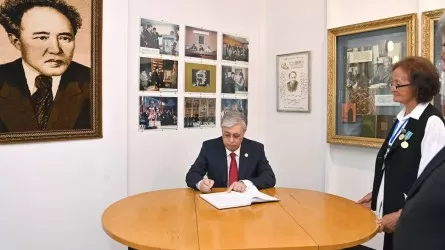 Мемлекет басшысы Мұхтар Әуезовтің Шолпан-Ата қаласындағы музей-үйіне барды