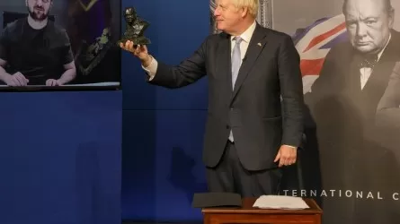 Джонсон вручил Зеленскому премию имени Уинстона Черчилля