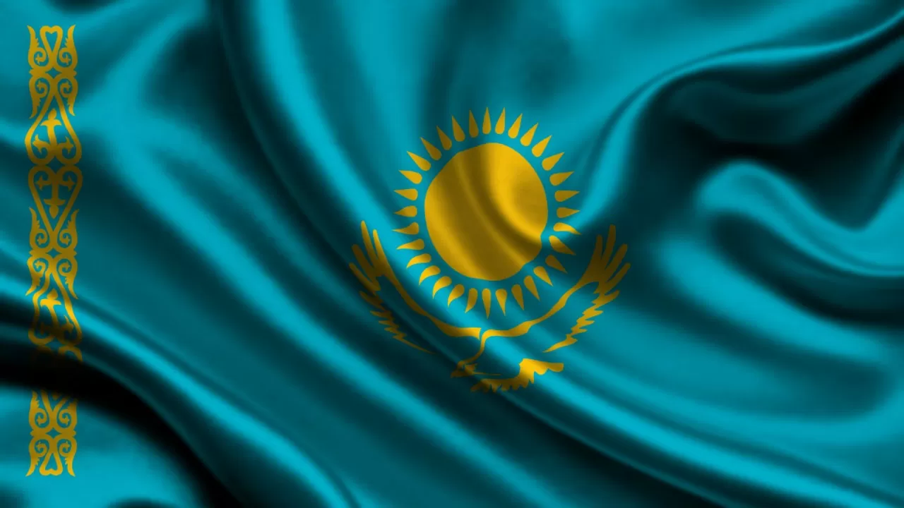 Спасение флага с горящей крыши на юге Казахстана попало на видео