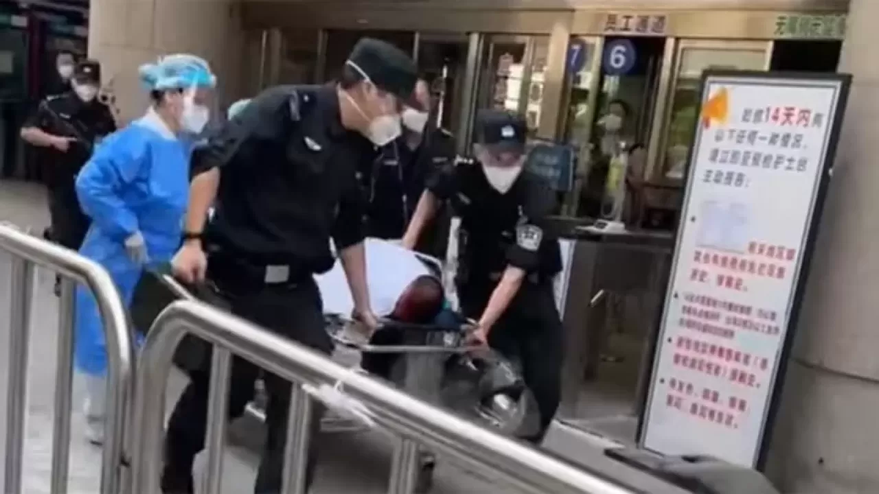 Мужчина взял в заложники людей в больнице Шанхая
