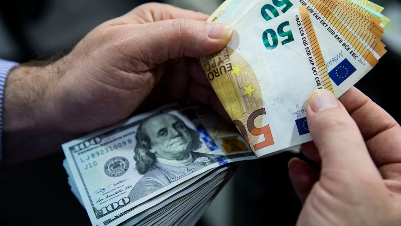 Центробанк России продлил ограничение на снятие евро и долларов
