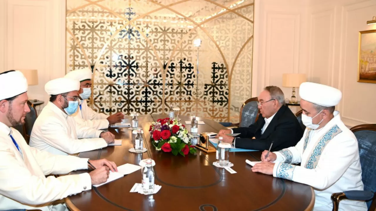 Назарбаев провел ряд встреч после открытия новой мечети в столице