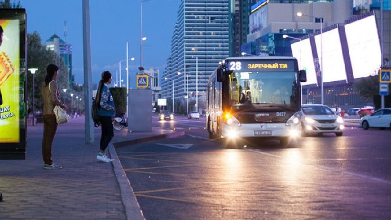 Проезд автобусом астана. Автобус Астана. 31 Автобус Астана. Ночной автобус в движении. The Bus Астана.