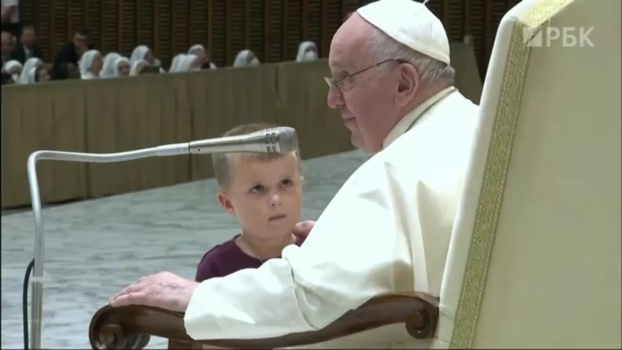 Ребенок прервал речь понтифика в Ватикане