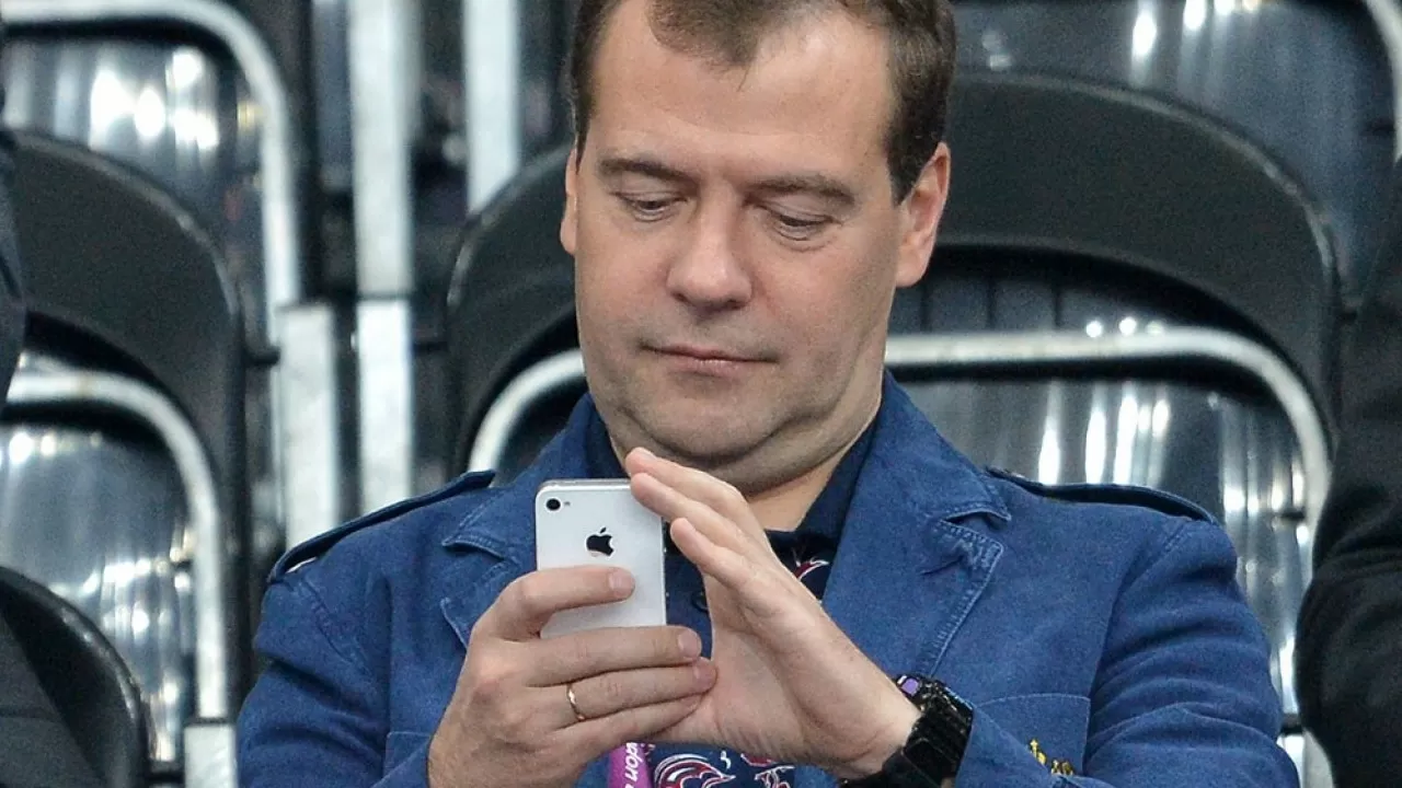 Страницу Медведева "ВКонтакте" взломали