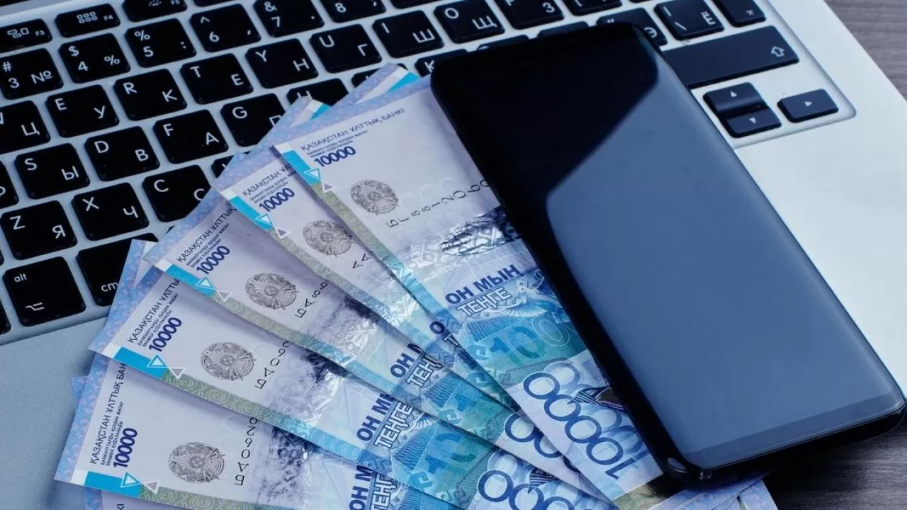 Переводы и платежи в тенге перестали принимать два банка от "дочки" Сбербанка в Казахстане