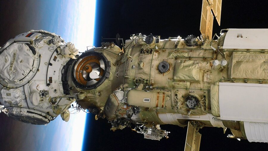 Космонавты досрочно вернулись на МКС из-за поломки скафандра