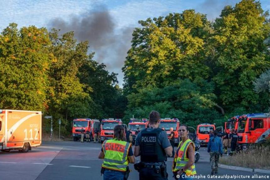 После взрыва на складе с боеприпасами на западе Берлина бушует пожар