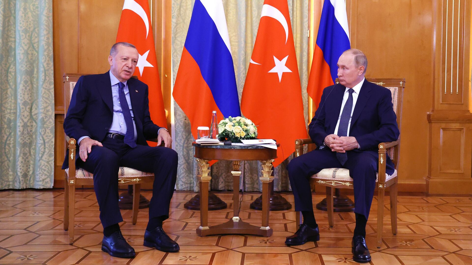 Путин и Эрдоган договорились начать оплату поставок российского газа в рублях