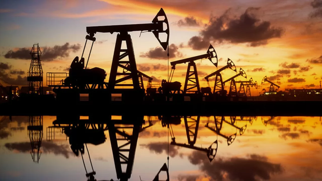 Нефтяные котировки слабо снижаются, Brent – 96 долларов за баррель