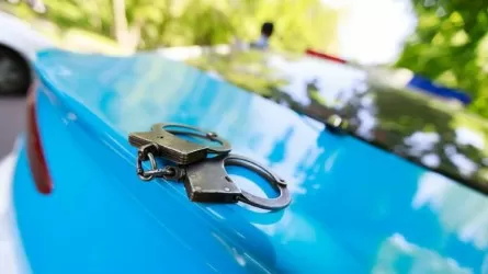 Арестованы двое полицейских в Шымкенте, которые незаконно ставили на учет автомобили