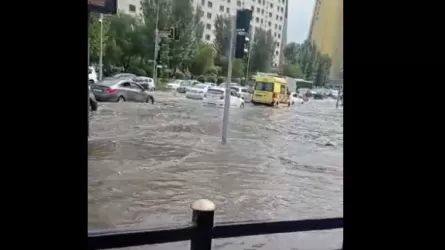 В Нур-Султане затопило улицы