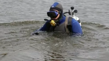 Беспрерывно водолазы ищут тело утонувшего в Атырауской области районного акима 