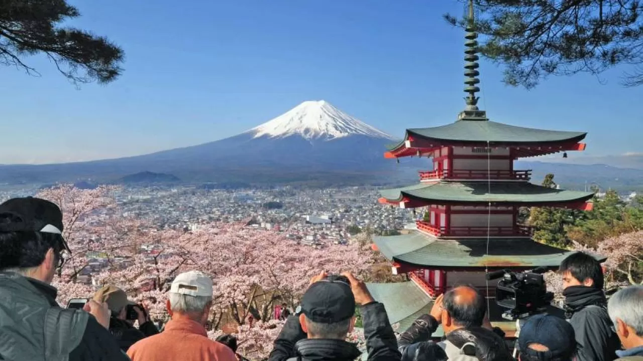 Япония снимает все ограничения для массового туризма