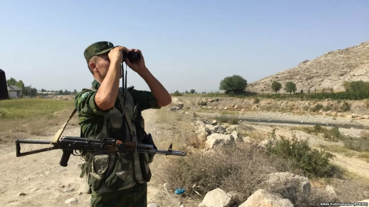Идет перестрелка на границе между Таджикистаном и Кыргызстаном