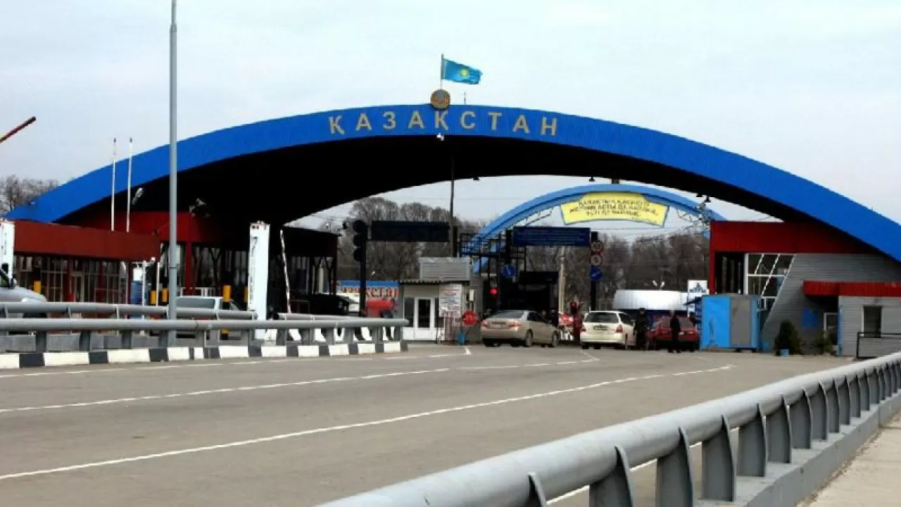 На границе Астрахани и Атырау наблюдается скопление российских машин