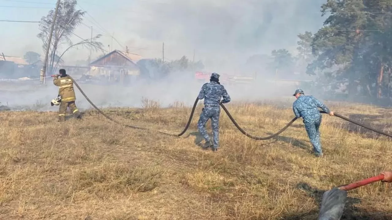 Пожар в Костанайской области не потушен: что известно к этому часу  