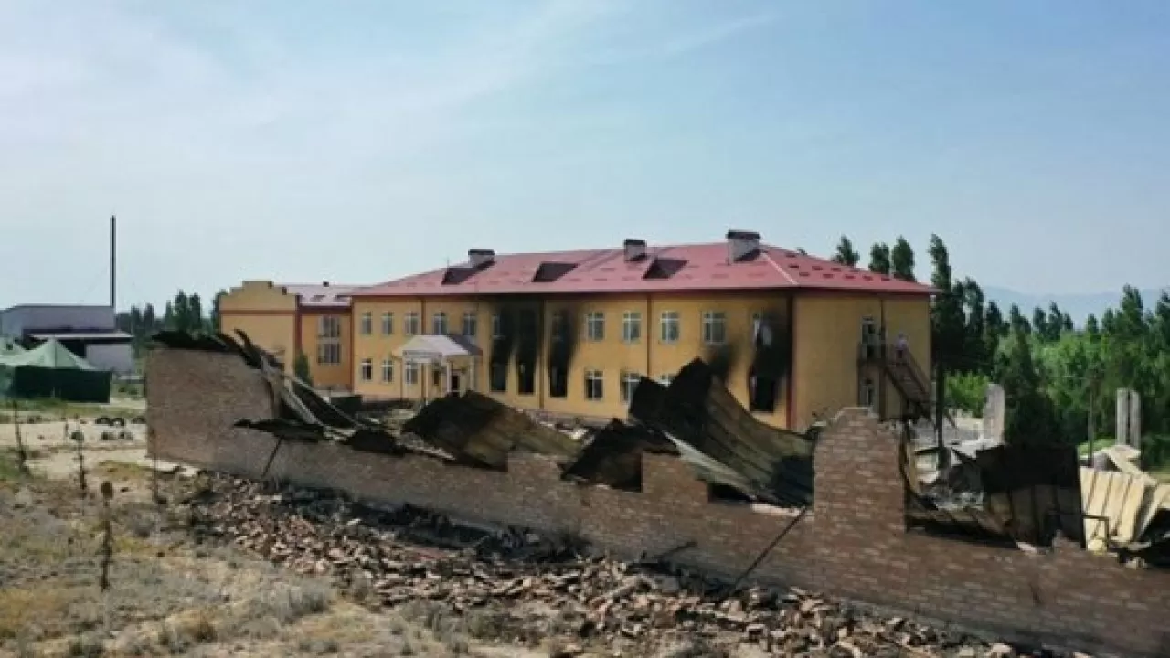 Множество жилых домов уничтожены в Баткенской области Кыргызстана из-за конфликта на границе