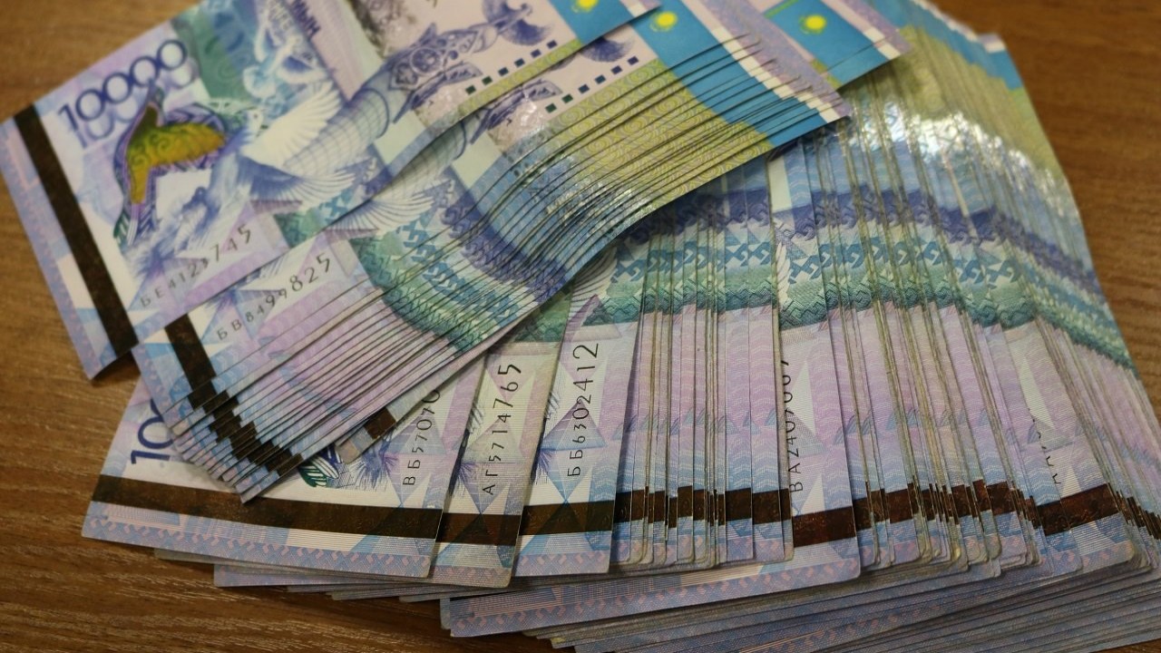На KASE доллар продается выше отметки 448 тенге