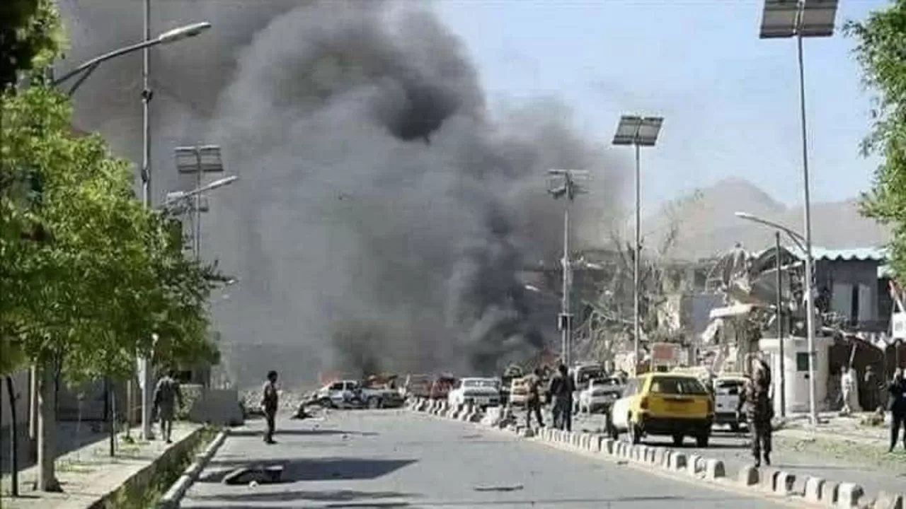 Террористы-смертники устроили взрывы – очевидцы о нападении на учебный центр в Кабуле 