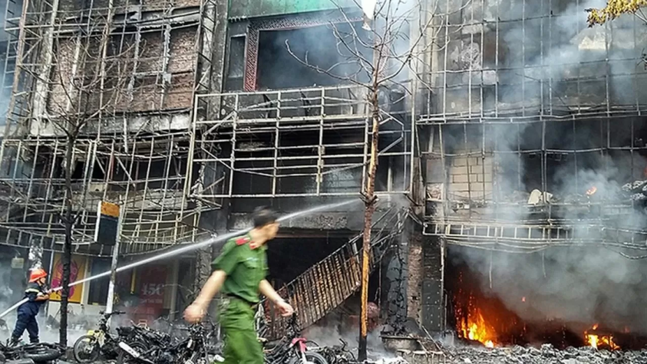 Страшный пожар в караоке-баре унес жизни 10 человек во Вьетнаме  
