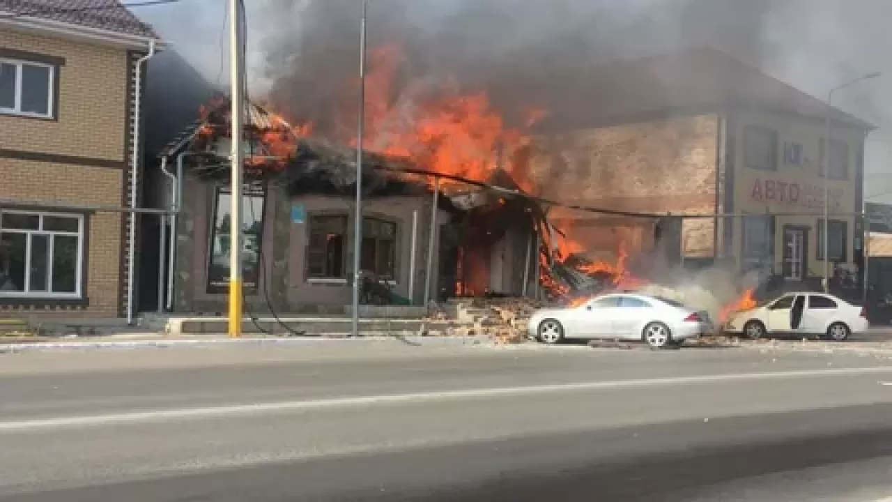 Директора магазина госпитализировали с 50% ожогов тела после пожара в Костанае