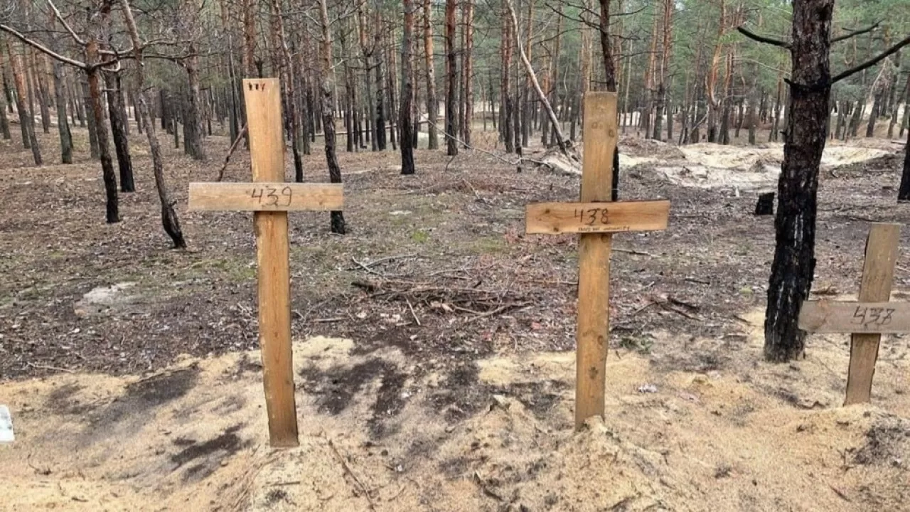 Массовое захоронение нашли в украинском Изюме после отхода армии РФ