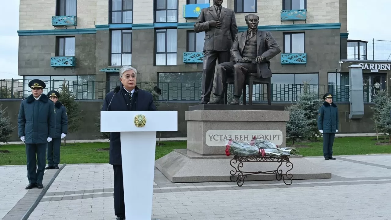 Токаев открыл памятник Мухтару Ауэзову и Кайыму Мухамедханову в Семее