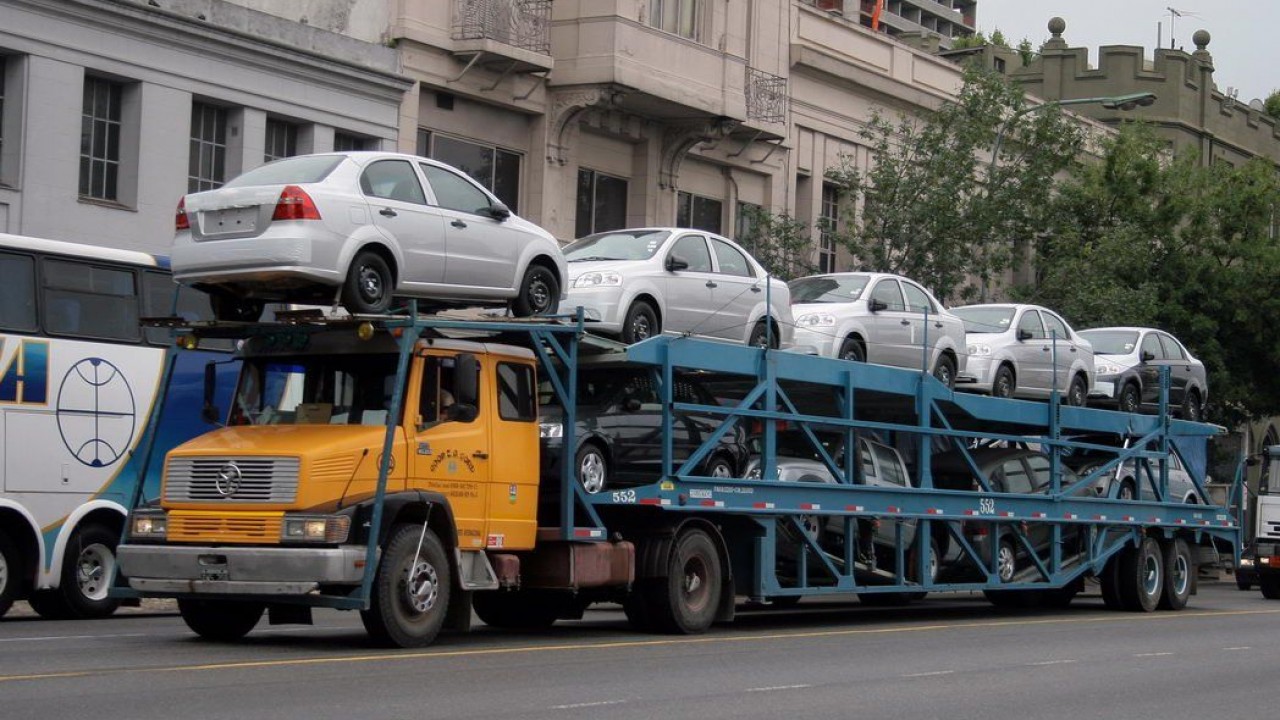 Перевозка легковой машина. Автовоз. Старый автовоз. Автопоезд для перевозки автомобилей.