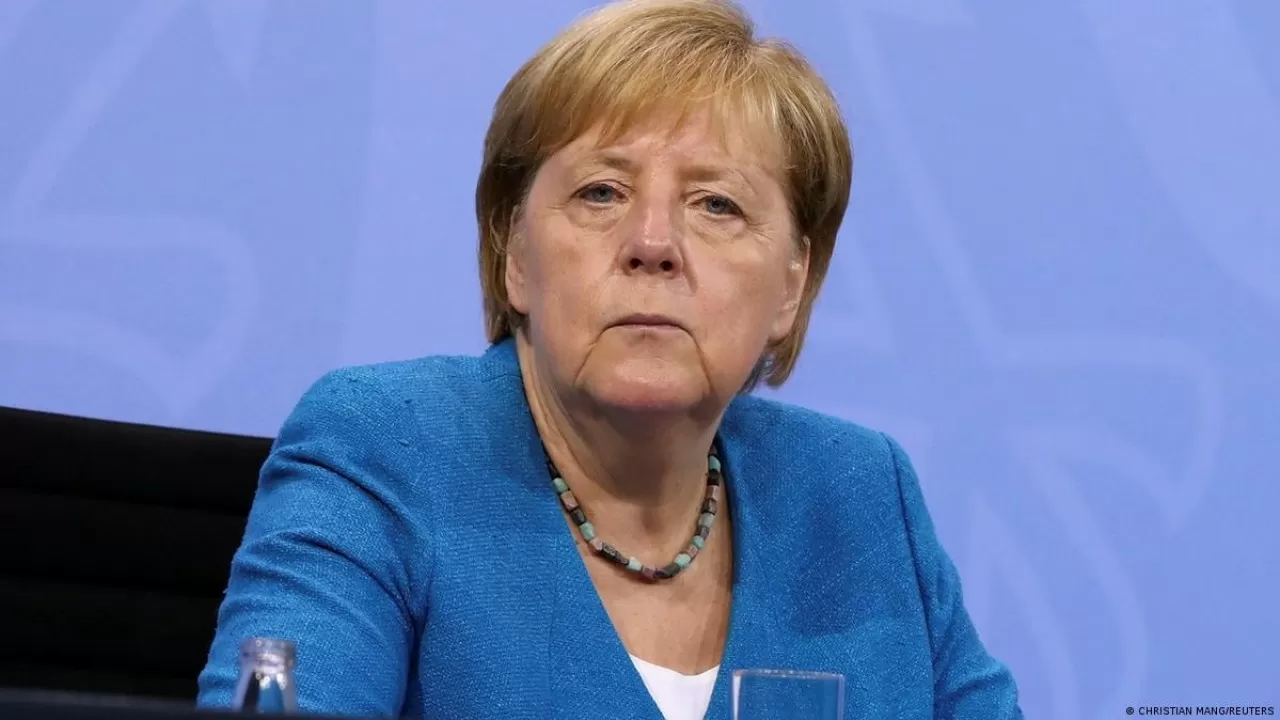 Меркель: Воспринимать слова Путина о ядерном оружии надо серьезно 