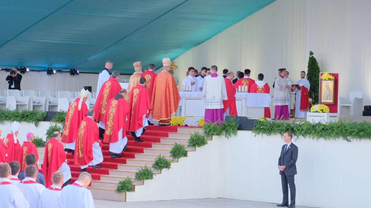 Святая месса папы римского в столице Казахстана: кадры 