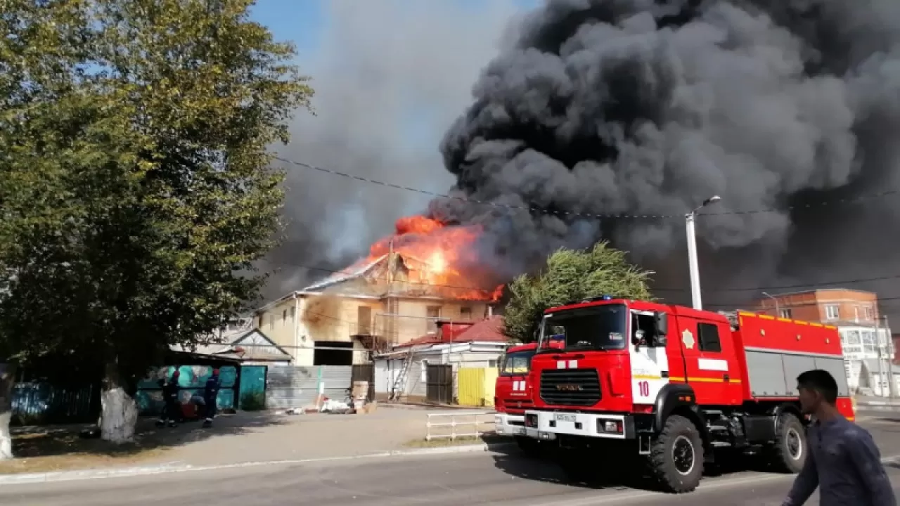 В Костанае пытаются потушить крупный пожар