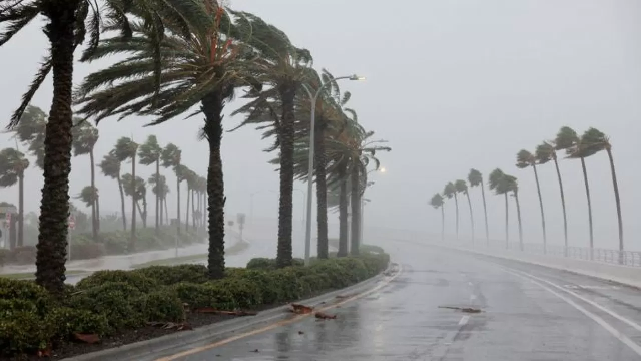 На Флориду обрушился ураган "Иэн". По улицам плавают акулы